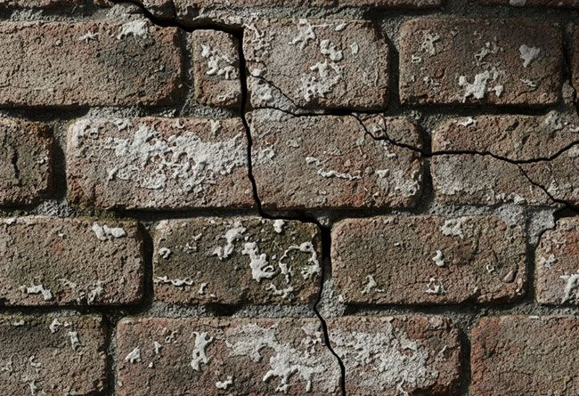 Feuchtes Mauerwerk mit Feuchteschäden